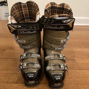 Dalbello Ski Boots Size 5.5 can fit 6